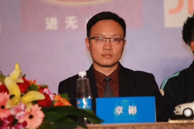 按摩店里摸了女技师的奶