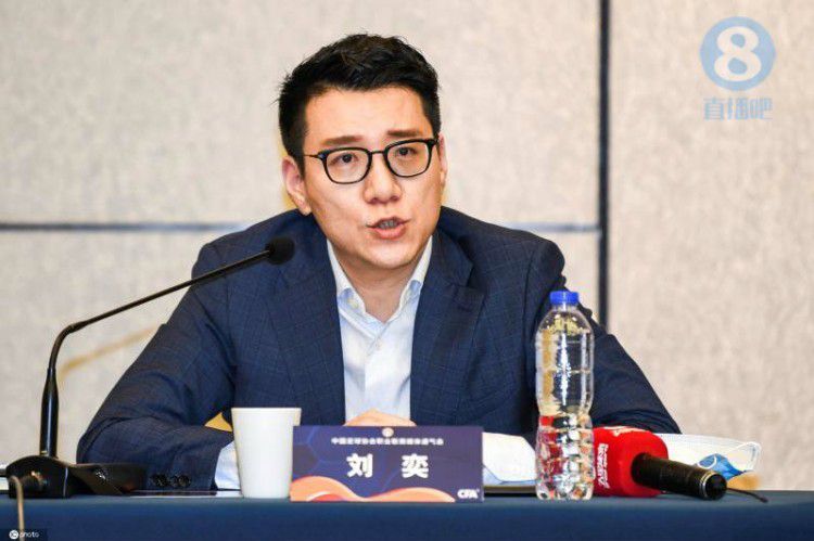 少妇脱了内裤让我添