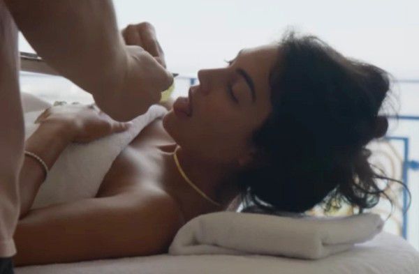 前面的裸体美女